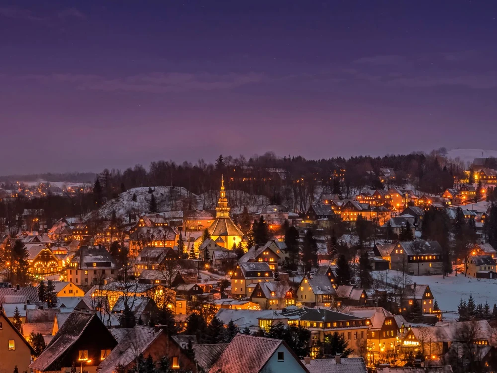 Beleuchtete Häuser in Seiffen zur Weihnachtszeit