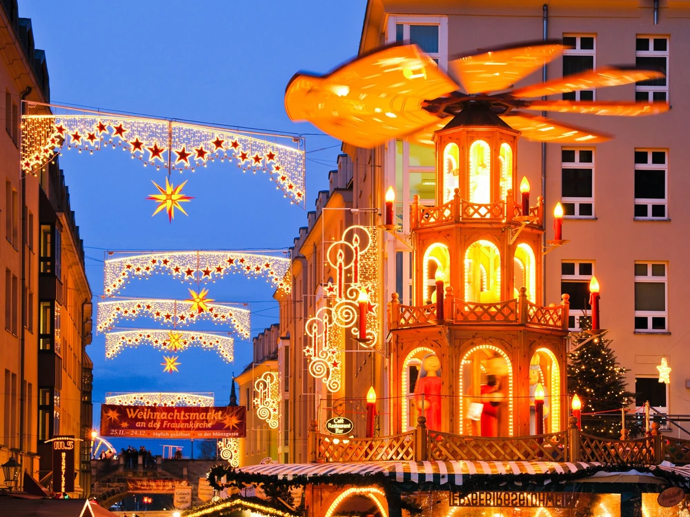 Weihnachtsmarkt an der Frauenkirche, Dresden, Sachsen, Deutschland, Europa