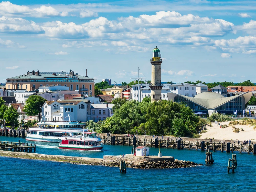 Blick auf den Leuchtturm von Warnemünde.