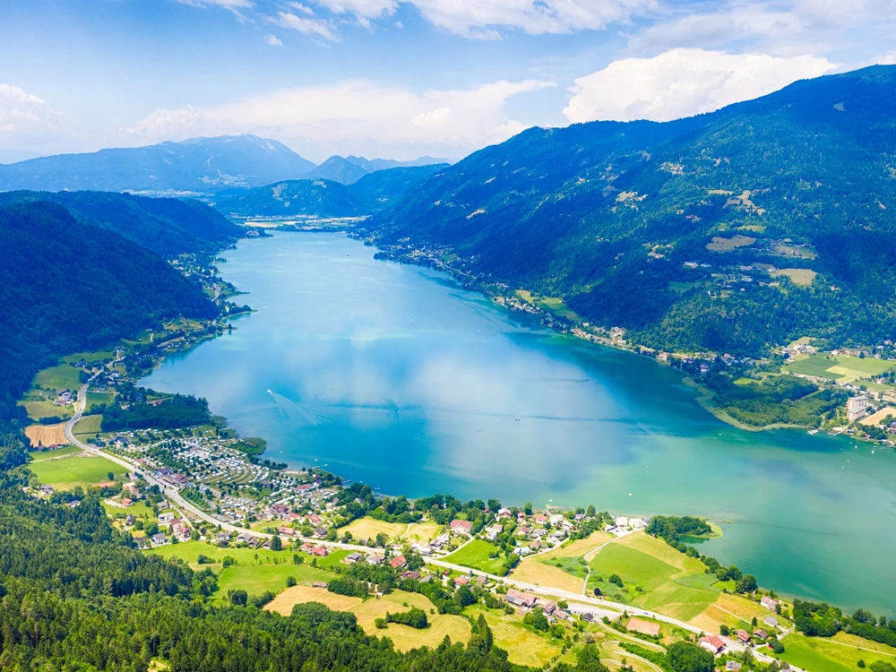 Ossiacher See in Kärnten. Scenic summertime panorama of Lake Ossiach in Carinthia. Famous touristic area close to Villach in the south of Austria.