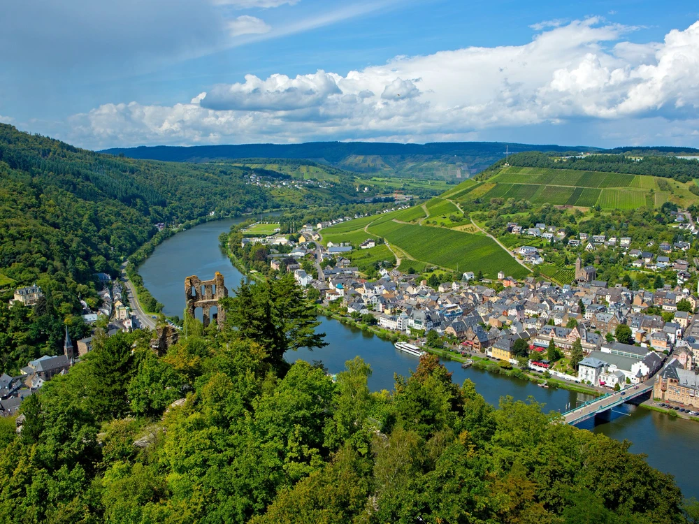 Rheinland-Pfalz,Mosel. Traben-Trarbach. Blick von der Grevenburg ins Moseltal.
[©Ingo Wandmacher, Paul-Gerhardt-Str.1, 23611 Bad Schwartau, Germany; Veroeffentlichung nur gegen Honorar, Urhebervermerk und Belegexemplar. Website or contact us: www.iwfoto.de - Bank Details: Kto. Sparkasse Holstein, IBAN: DE88 2135 2240 0134 0328 79 BIC-/SWIFT-Code: NOLADE21HOL, BLZ 21352240, Kto.Nr. 134032879; Contact: E-Mail info@iwfoto.de, Telefon: +49 451 6934585, Mobil 0172 4023062, Honorarzahlungen per Anstich zzgl. 19% USt bei Gewerbliche Bildnutzung sonst 7% USt, Steuernummer 25/222/11921 Finanzamt Ostholstein]
