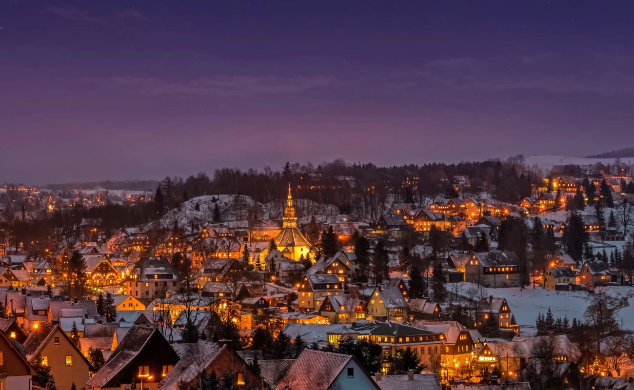 Beleuchtete Häuser in Seiffen zur Weihnachtszeit