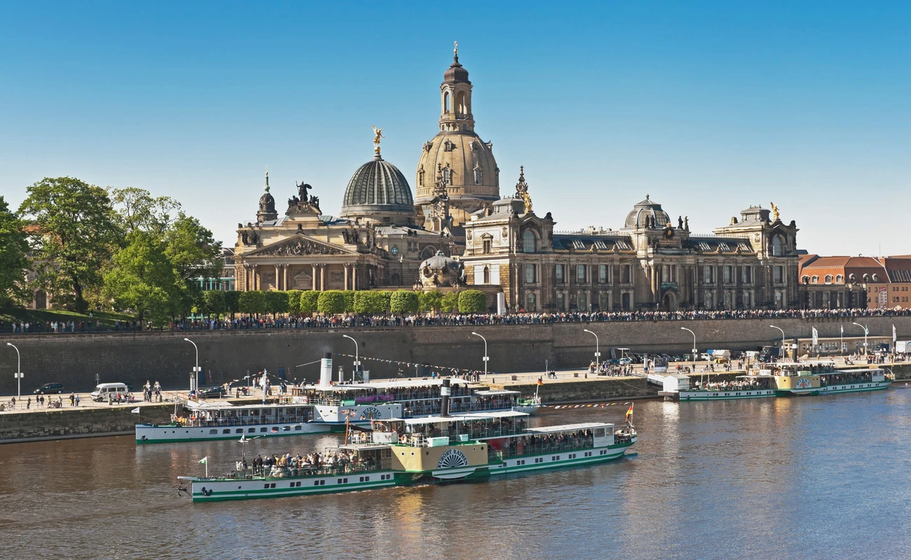 Jährlich am 1. Mai stattfindende Flottenparade mit historischen Raddampfern auf der Elbe vor der Altstadt von Dresden, Sachsen, Deutschland, Europa | Fleet parade of historical paddle steamers, every year on 1 May, on the Elbe River in front of the old town of Dresden, Saxony, Germany, Europe