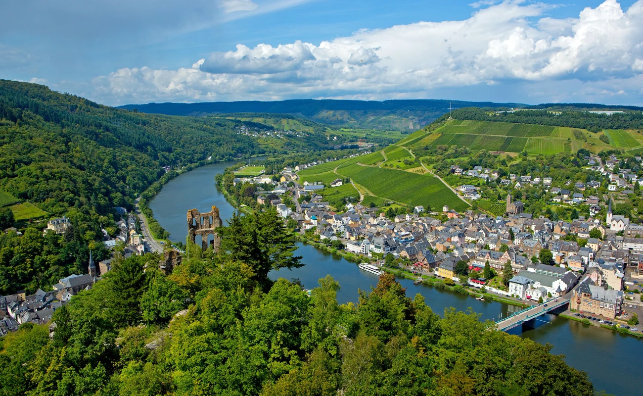 Rheinland-Pfalz,Mosel. Traben-Trarbach. Blick von der Grevenburg ins Moseltal.
[©Ingo Wandmacher, Paul-Gerhardt-Str.1, 23611 Bad Schwartau, Germany; Veroeffentlichung nur gegen Honorar, Urhebervermerk und Belegexemplar. Website or contact us: www.iwfoto.de - Bank Details: Kto. Sparkasse Holstein, IBAN: DE88 2135 2240 0134 0328 79 BIC-/SWIFT-Code: NOLADE21HOL, BLZ 21352240, Kto.Nr. 134032879; Contact: E-Mail info@iwfoto.de, Telefon: +49 451 6934585, Mobil 0172 4023062, Honorarzahlungen per Anstich zzgl. 19% USt bei Gewerbliche Bildnutzung sonst 7% USt, Steuernummer 25/222/11921 Finanzamt Ostholstein]