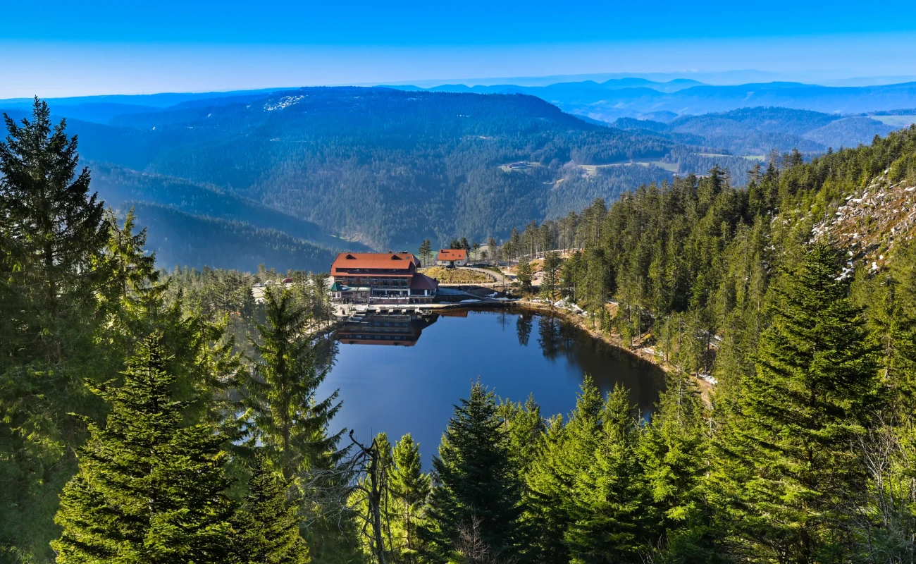 The Mummelsee in the Black Forest surrounded by mountains_Baden-Wuerttemberg, Germany, Europe