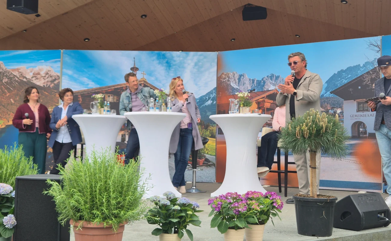 Hans Sigl mit Serienteam auf der Bühne