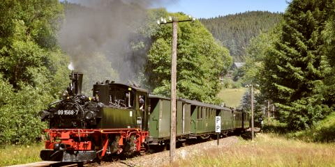 Ein Zug der Preßnitztalbahn hinter Schmalzgrube in Richtung Jöhstadt.©_Foto Thomas Poth_DSC_0371